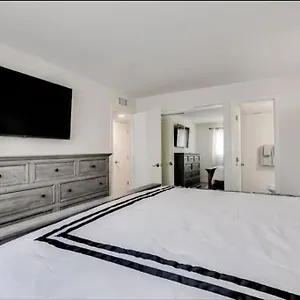 https://modern-villa-in-old-litchfield.hotelsofphoenix.com